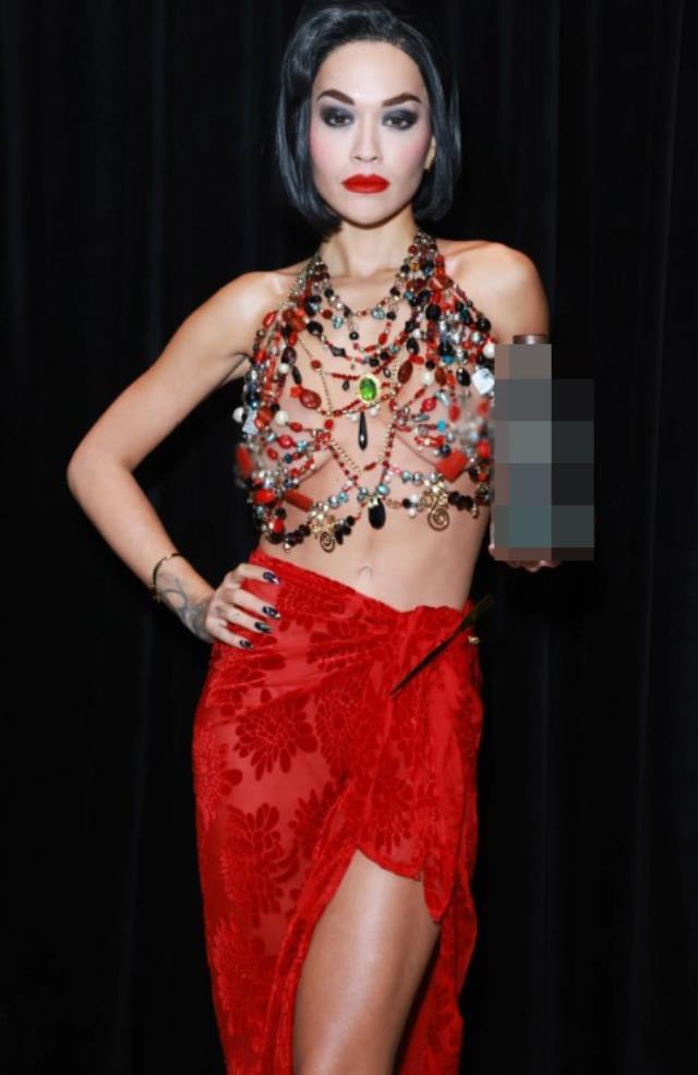 Güzel şarkıcı Rita Ora partinin yıldızı oldu! Üzerini sadece takılarla kapattı Güzel şarkıcı Rita Ora partinin yıldızı oldu! Üzerini sadece takılarla kapattı