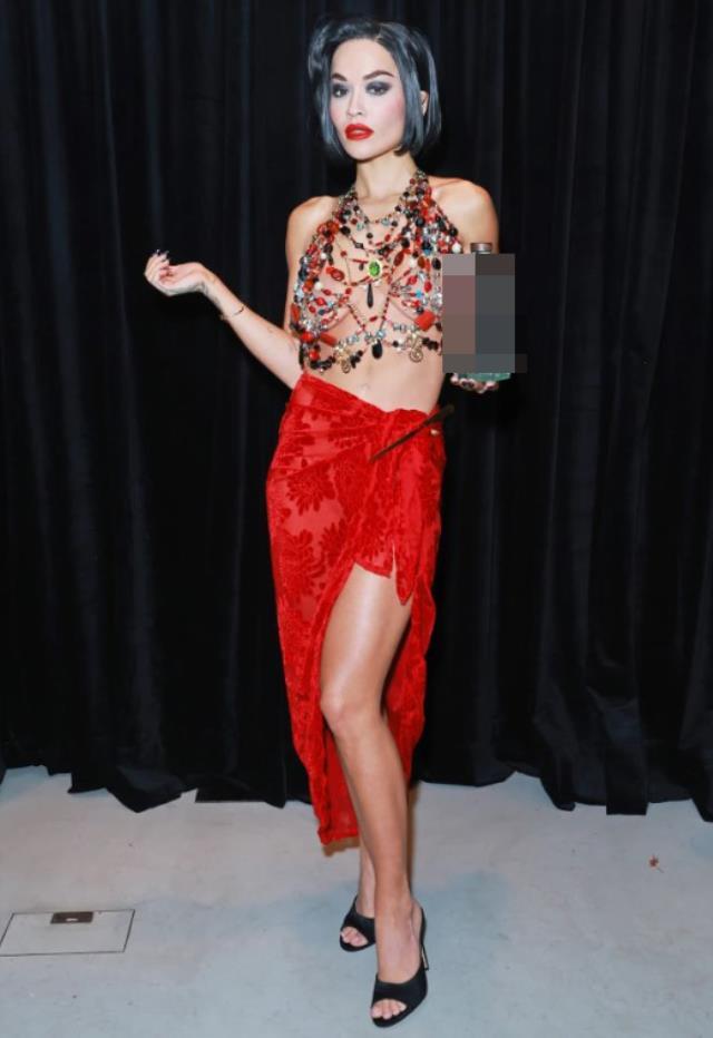 Güzel şarkıcı Rita Ora partinin yıldızı oldu! Üzerini sadece takılarla kapattı Güzel şarkıcı Rita Ora partinin yıldızı oldu! Üzerini sadece takılarla kapattı