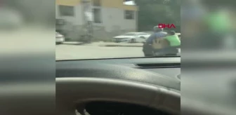 Adana'da küçük çocuğun tehlikeli yolculuğu kameralarda: Sadece karton koliye tutundu