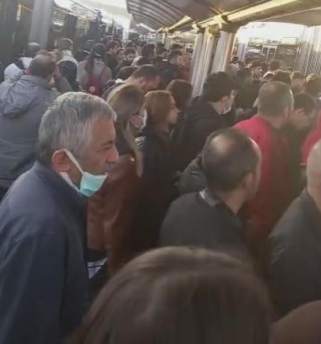 Metrobüste insan seli! Altunizade durağında adım atmak bile imkansız hale geldi