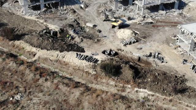 Büyükçekmece'de inşaat alanında yapılan kazıda, 4 insana ait iskelet ve metal para bulundu