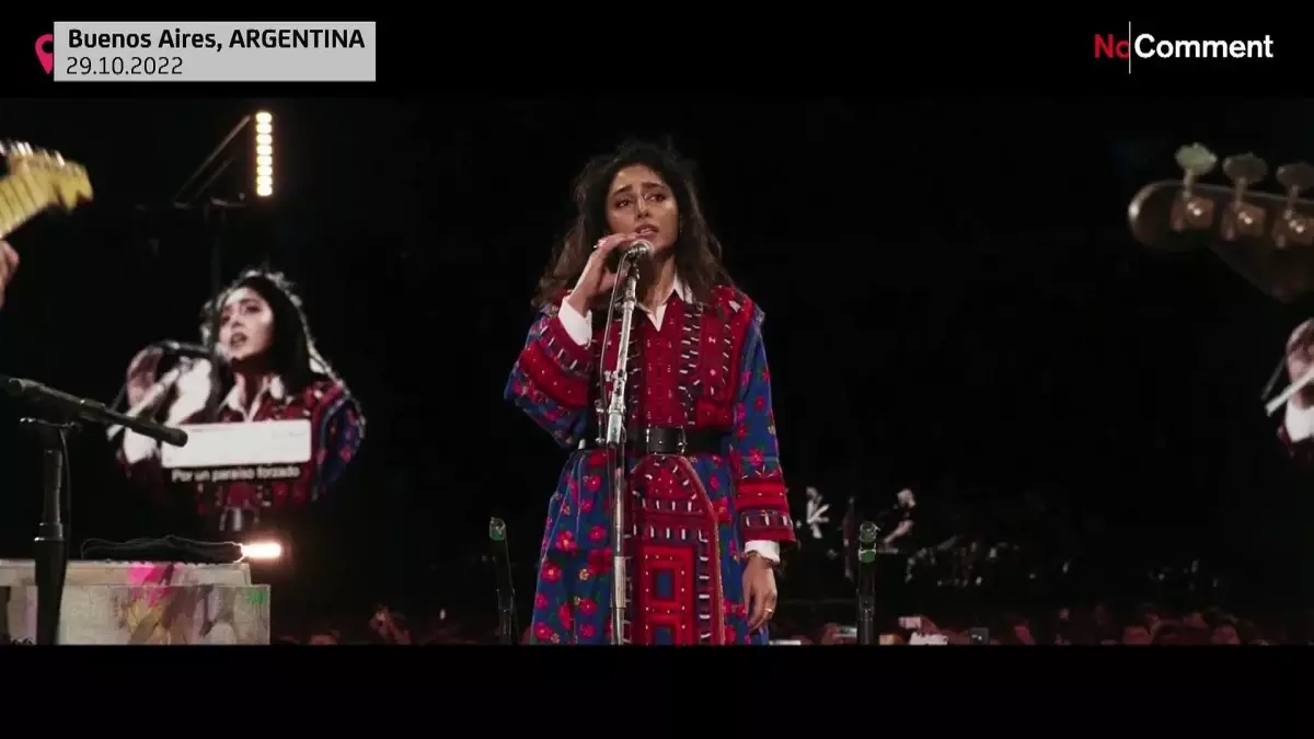 Coldplay konserinde İranlı şarkıcıyla birlikte protestoların sembol şarkısı 'Beraye'yi söyledi