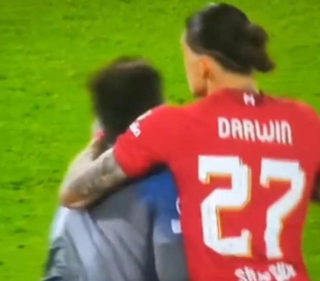 Her şey milyonların gözü önünde yaşandı! Eski Fenerbahçeli Eljif Elmas saha içinde resmen dayak yedi Her şey milyonların gözü önünde yaşandı! Eski Fenerbahçeli Eljif Elmas saha içinde resmen dayak yedi