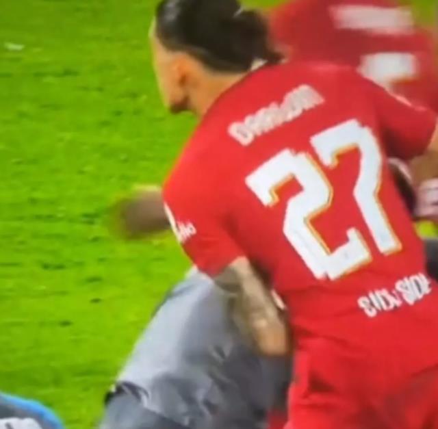 Her şey milyonların gözü önünde yaşandı! Eski Fenerbahçeli Eljif Elmas saha içinde resmen dayak yedi Her şey milyonların gözü önünde yaşandı! Eski Fenerbahçeli Eljif Elmas saha içinde resmen dayak yedi