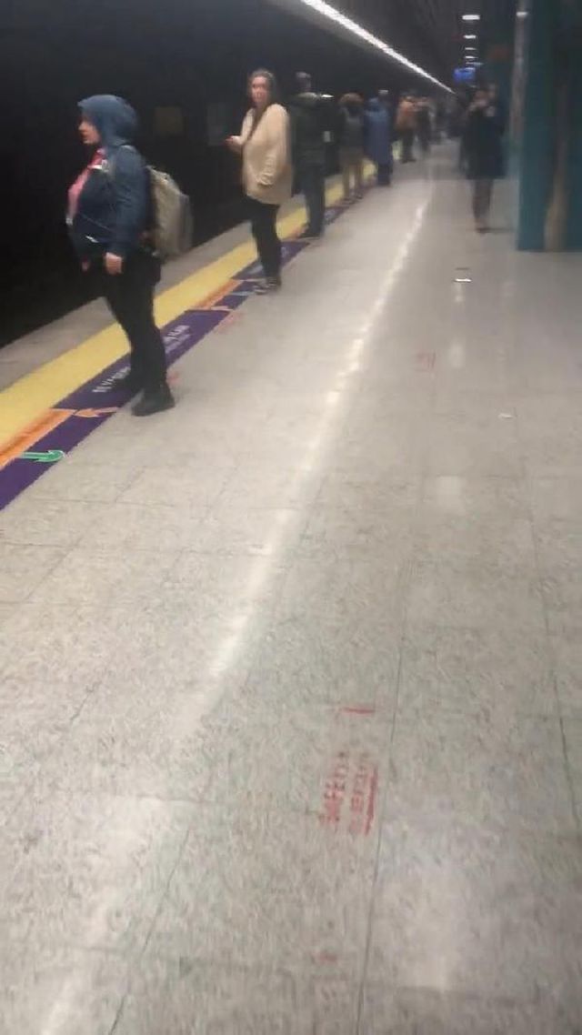 Marmaray'da tren seferleri durdu! Yolculara acil durum anonsu geçildi: Peronları derhal terk edin