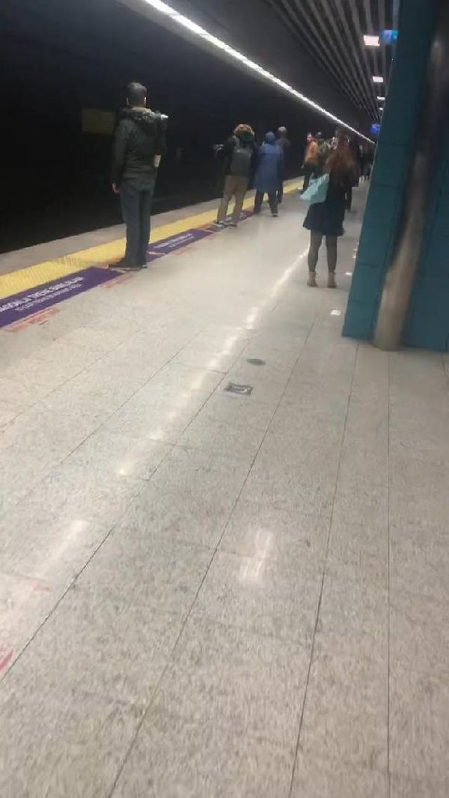 Marmaray'da tren seferleri durdu! Yolculara acil durum anonsu geçildi: Peronları derhal terk edin