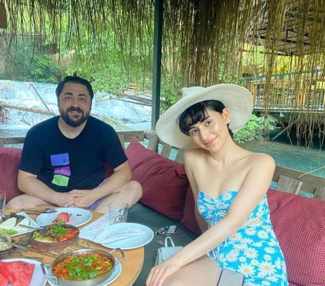 Eşinin paylaşımından dolayı TV8'deki işinden olan Semih Öztürk, boşanıyor Eşinin paylaşımından dolayı TV8'deki işinden olan Semih Öztürk, boşanıyor