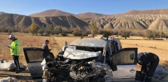 Gürün'de hafif ticari araçla kamyonet çarpıştı; uzman çavuş öldü, 5 yaralı