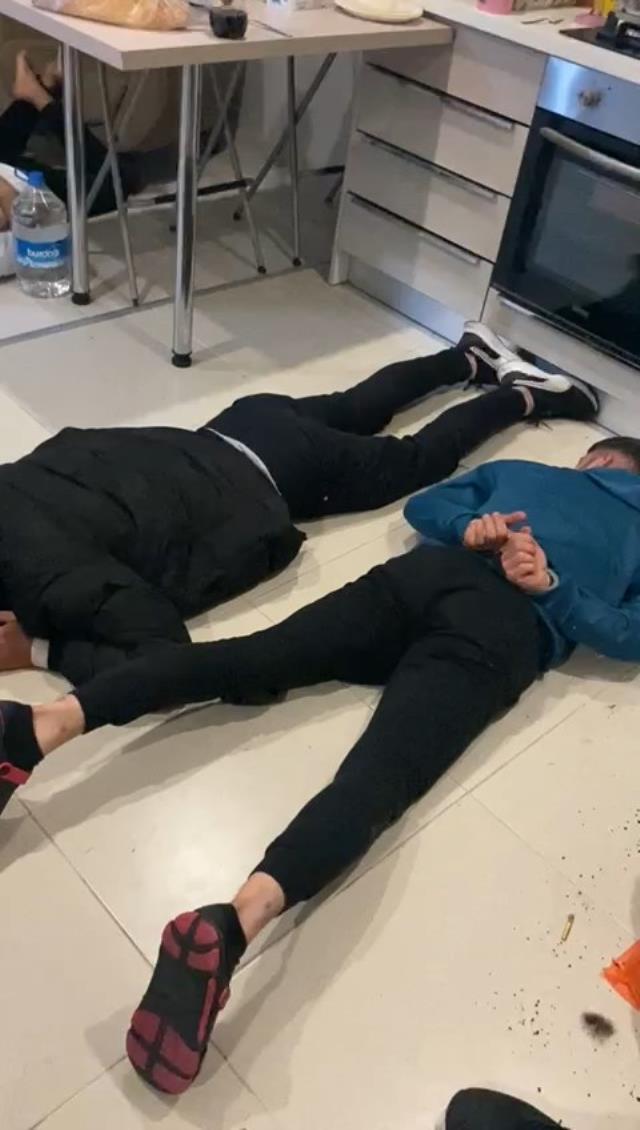 İhbarı değerlendiren polisin baskın yaptığı evden cephanelik çıktı! Aralarında atışa hazır lav silahı bile var İhbarı değerlendiren polisin baskın yaptığı evden cephanelik çıktı! Aralarında atışa hazır lav silahı bile var