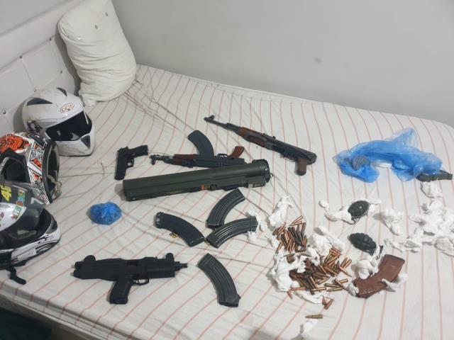 İhbarı değerlendiren polisin baskın yaptığı evden cephanelik çıktı! Aralarında atışa hazır lav silahı bile var İhbarı değerlendiren polisin baskın yaptığı evden cephanelik çıktı! Aralarında atışa hazır lav silahı bile var