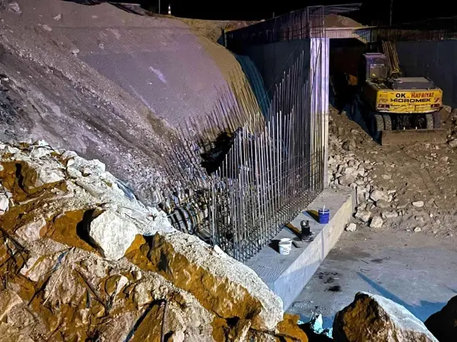 Kahreden kaza! Kağıt gibi ezilen otomobil 4 kişiye mezar oldu Kahreden kaza! Kağıt gibi ezilen otomobil 4 kişiye mezar oldu