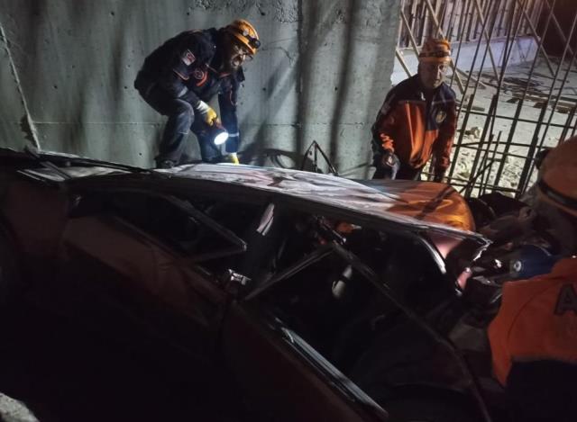 Kahreden kaza! Kağıt gibi ezilen otomobil 4 kişiye mezar oldu Kahreden kaza! Kağıt gibi ezilen otomobil 4 kişiye mezar oldu