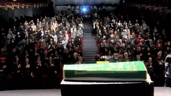 Oyuncu Rıza Akın için Atlas Sineması'nda tören Oyuncu Rıza Akın için Atlas Sineması'nda tören