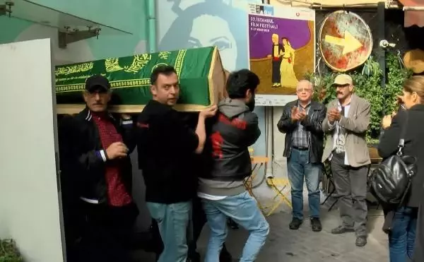 Oyuncu Rıza Akın için Atlas Sineması'nda tören Oyuncu Rıza Akın için Atlas Sineması'nda tören