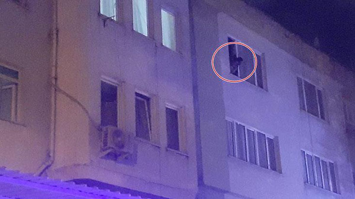 Tartıştığı eşini evden kovdu, kapıyı kapatır kapatmaz yaptığı hareket ortalığı ayağa kaldırdı