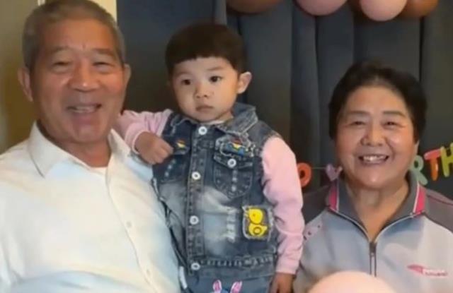 67 yaşındaki annelerinin hamilelik haberini alan 2 çocuğun yaptıkları ağızları açık bıraktı