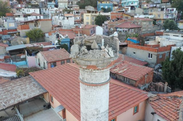Gece yarısı 4,9 büyüklüğündeki depremin vurduğu İzmir'de hasar gün ağarınca ortaya çıktı