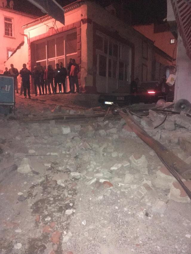 İzmir'de yaşanan 4.9 şiddetindeki depremde Konak'ta bir caminin minaresi yıkıldı! İşte olay yerinden ilk görüntüler İzmir'de yaşanan 4.9 şiddetindeki depremde Konak'ta bir caminin minaresi yıkıldı! İşte olay yerinden ilk görüntüler