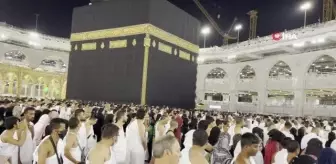 Kabe'ye akınMübarek toprakları ziyaret aşkı ile yanan yüz binler, 3 yıllık hasretin ardından akın akın Kabe'ye ve Peygamber Efendimizin kabrine...