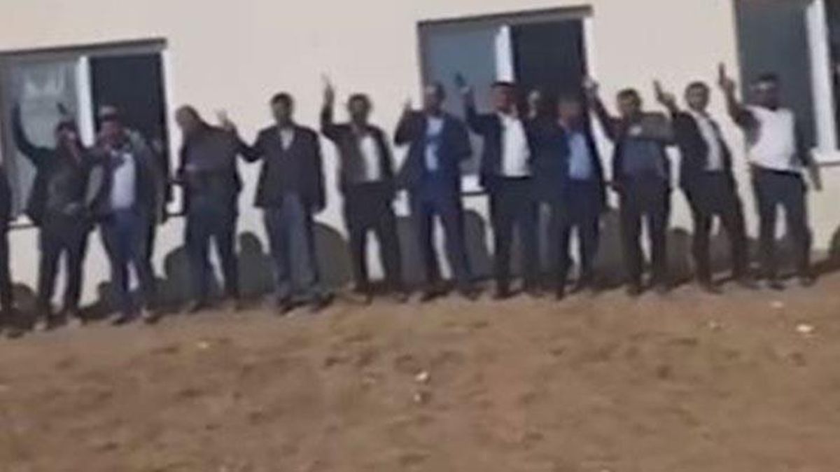 Olay yaratan fotoğraf! 19 maganda yan yana dizildi, düğünde yaptıklarına büyük tepki var