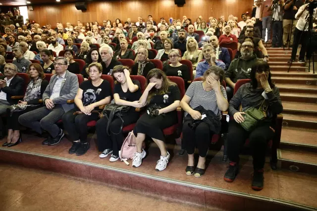 Oyuncu Rıza Akın memleketi Adana'da son yolculuğuna uğurlandı Oyuncu Rıza Akın memleketi Adana'da son yolculuğuna uğurlandı