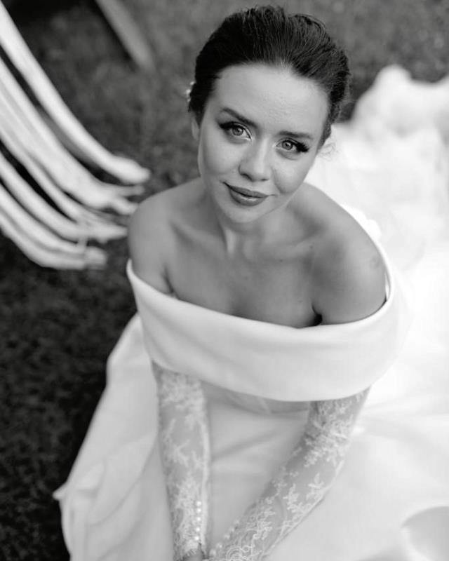 Oyuncu Yağmur Ün, karnı burnunda pozunu paylaştı