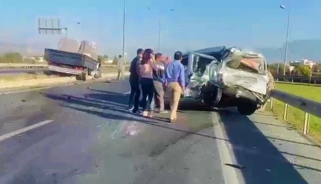 Araçta sıkışan sürücüyü kurtarmak için seferber oldular