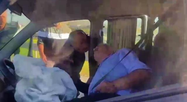 Araçta sıkışan sürücüyü kurtarmak için seferber oldular
