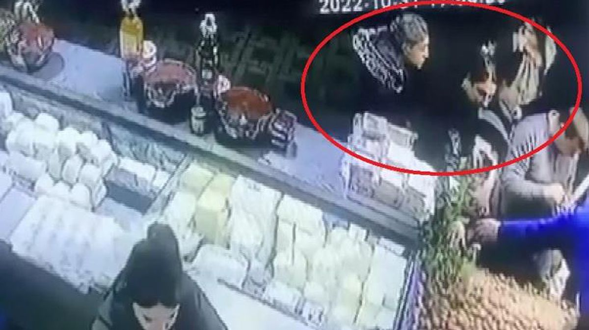 Bu kadarına da pes! Bebek arabasını kullanarak pazarda hırsızlık yaptılar