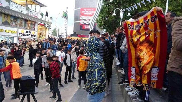 Galatasaray-Beşiktaş derbisi öncesi Van'da ortalık savaş alanına döndü