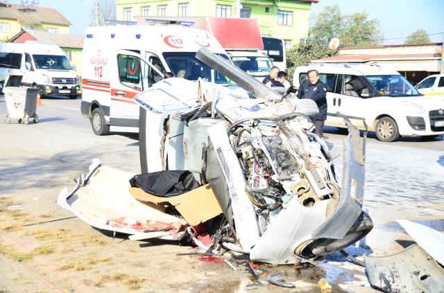İki araç kafa kafaya çarpışıp parçalara ayrıldı: 2 ölü, 2 yaralı