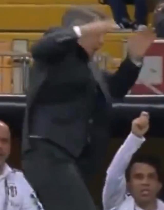 Şenol Güneş hakemden kart isterken başına gelen vahim olayla neye uğradığını şaşırdı