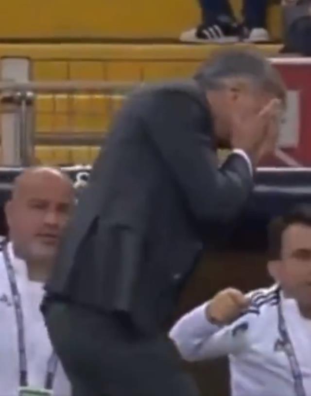 Şenol Güneş hakemden kart isterken başına gelen vahim olayla neye uğradığını şaşırdı