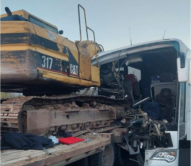 Amasya'da yolcu otobüsü, tırın taşıdığı iş makinesine çarptı: 1 kişi öldü, 10 yaralı var