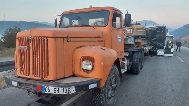 Amasya'da yolcu otobüsü, tırın taşıdığı iş makinesine çarptı: 1 kişi öldü, 10 yaralı var