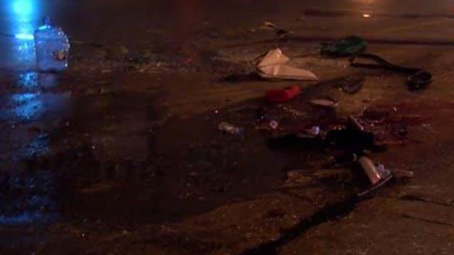 Ataşehir'de trafik ışıklarına çarpan minibüs yan yattı: 1'i ağır 3 yaralı