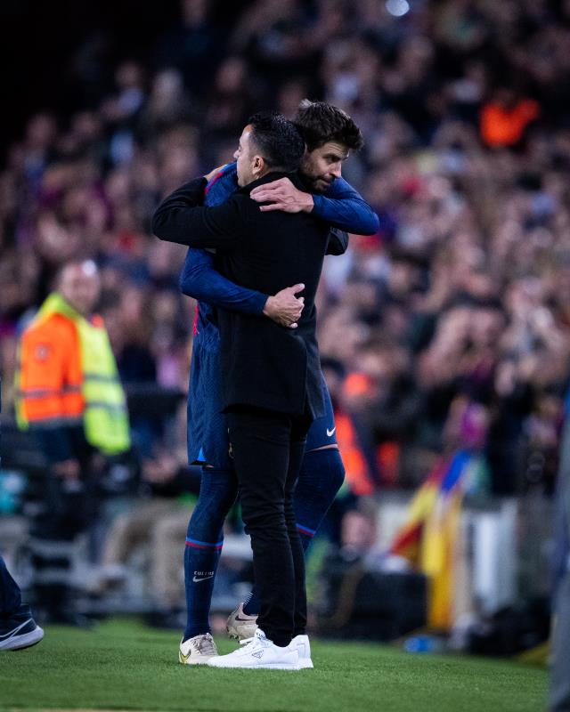 Barcelona efsanesi Pique gözyaşları içinde futbola veda etti! Konuşması herkesi derinden etkiledi