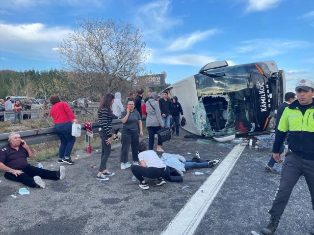 Bolu'da şehirlerarası yolcu otobüsü devrildi: 3 ölü, 16 yaralı Bolu'da şehirlerarası yolcu otobüsü devrildi: 3 ölü, 16 yaralı
