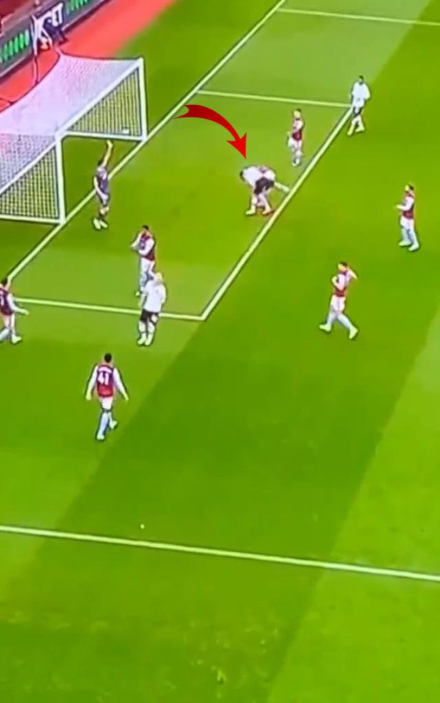Dünya, Ronaldo'nun maç oynanırken ettiği yaka paça kavgayı konuşuyor! Futbolcular bile dondu kaldı