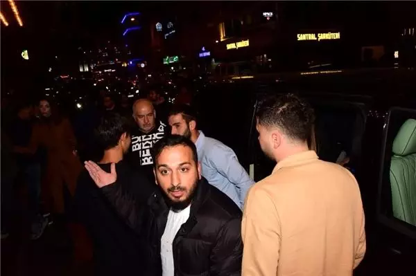 Galatasaraylı futbolcuların derbi kutlamasında gerginlik çıktı! İstanbul'da olaylı gece Galatasaraylı futbolcuların derbi kutlamasında gerginlik çıktı! İstanbul'da olaylı gece