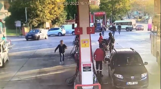 İstanbul'da markette dehşet anları kamerada: Kovalayıp dövdükleri genci kaçırdılar İstanbul'da markette dehşet anları kamerada: Kovalayıp dövdükleri genci kaçırdılar