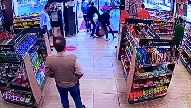 İstanbul'da markette dehşet anları kamerada: Kovalayıp dövdükleri genci kaçırdılar İstanbul'da markette dehşet anları kamerada: Kovalayıp dövdükleri genci kaçırdılar