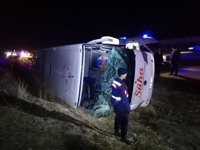 Yeniden Refah Partilileri taşıyan otobüs şarampole yuvarlandı: 17 yaralı