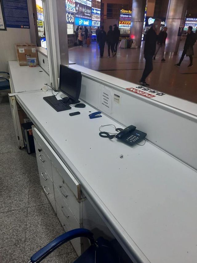 Otogarda 'Halka neden ucuza bilet satıyorsun?' diyerek rakip yazıhaneyi bastılar