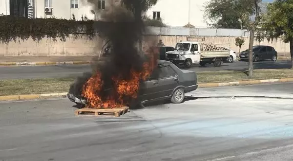 Otomobilini satmak için notere götürecekti! Park halindeki araç yanarak kullanılamaz hale geldi Otomobilini satmak için notere götürecekti! Park halindeki araç yanarak kullanılamaz hale geldi