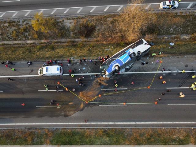 Bolu'da şehirlerarası yolcu otobüsü devrildi: 3 ölü, 32 yaralı Bolu'da şehirlerarası yolcu otobüsü devrildi: 3 ölü, 32 yaralı