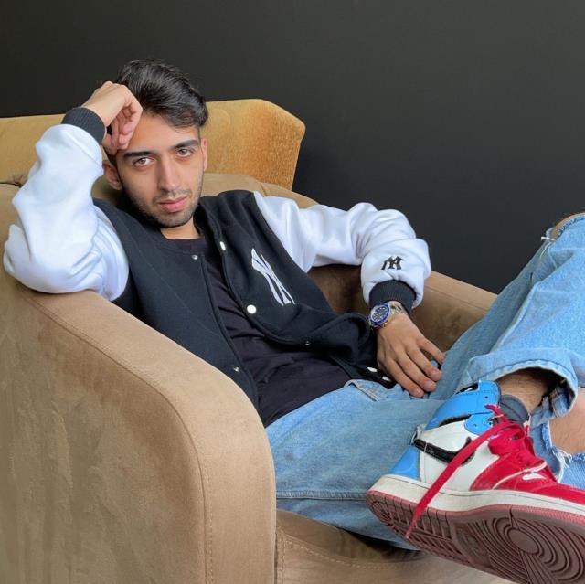 Eski sevgilisini darp ettiği iddia edilen şarkıcı Çağatay Akman'a 10 yıla kadar hapis talebi Eski sevgilisini darp ettiği iddia edilen şarkıcı Çağatay Akman'a 10 yıla kadar hapis talebi