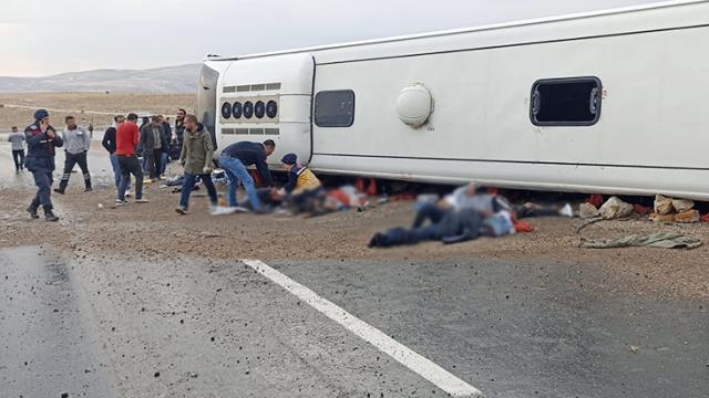 Göçmenleri taşıyan otobüs devrildi, çok sayıda ölü ve yaralı var