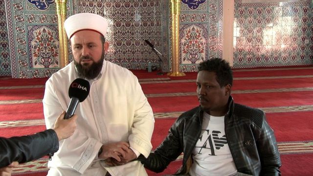 Somalili gencin her gün camide namaza gelmek için yaptığı fedakarlık duygulandırdı