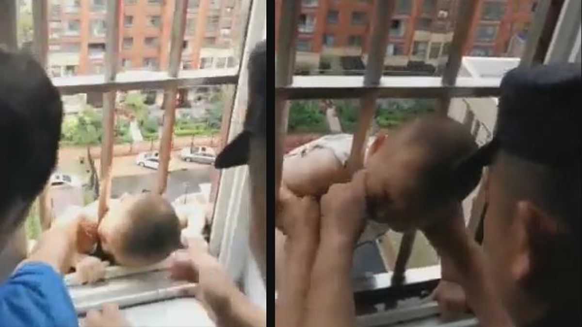 İzlerken yürekler ağza geliyor! Kafası korkuluklara sıkışan bebek metrelerce yüksekte asılı kaldı